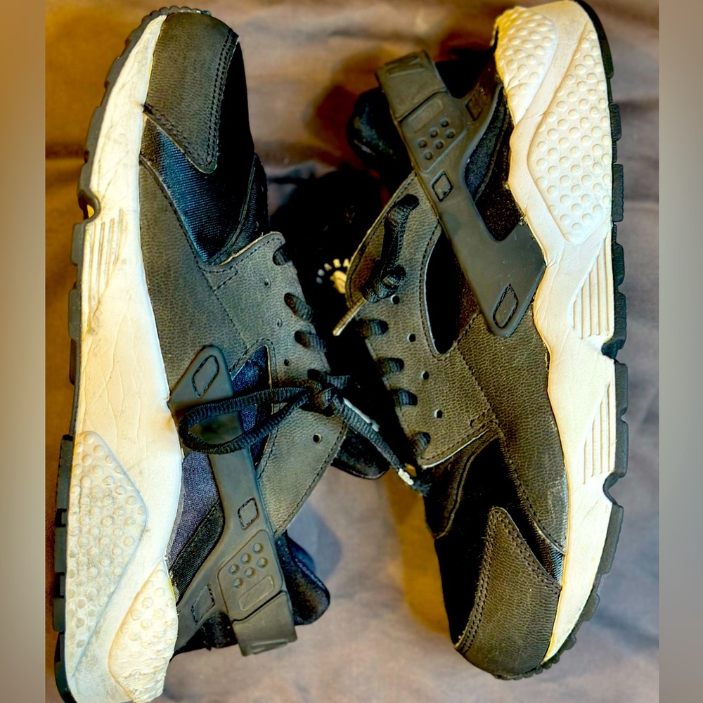 NIKE HUARACHE - WOMEN SIZE 8 (FITS LIKE 7.5) - LIKE NEW *COMFY*SHIPS FAST!!